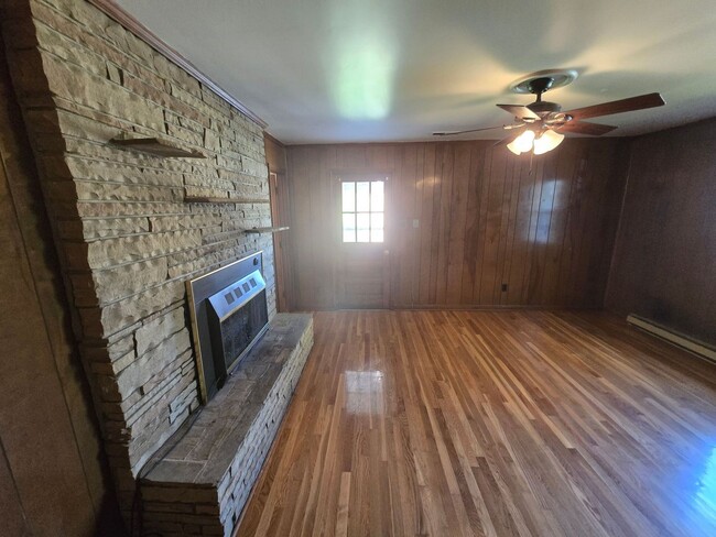 Building Photo - Beautiful 3 bedroom house