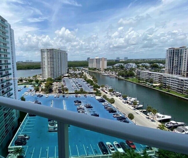 Building Photo - 100 Bayview Dr