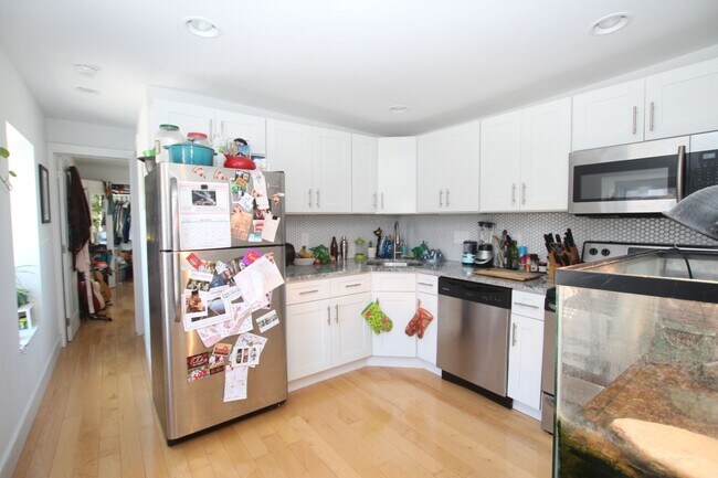 Building Photo - Spacious newly renovated 1 bedroom one bat...