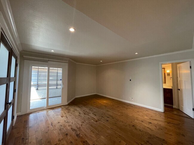 Building Photo - Prime Pasadena Condo