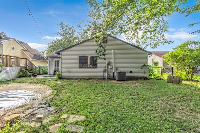 Building Photo - 833 Delray Dr