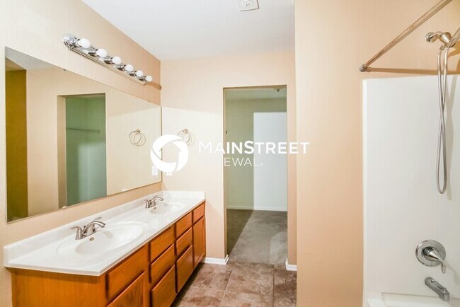 Building Photo - 4 Bedroom Pet-Friendly Home in Indianapoli...