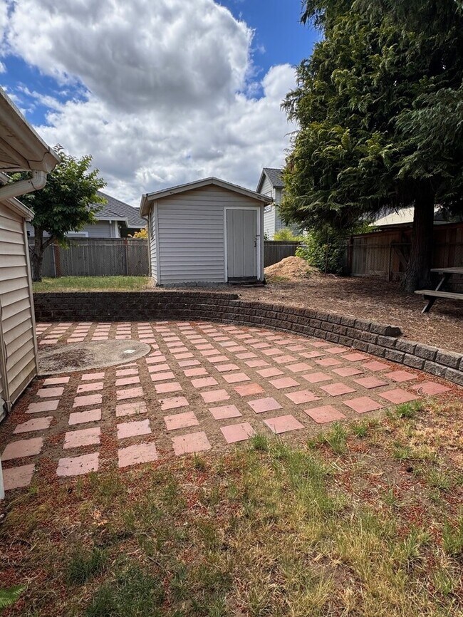 Building Photo - Single Level Home w/HUGE fenced yard, AC, W/D, Garage & More!
