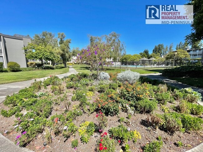 Building Photo - Modern, Light-Filled 3-Bedroom Condo in th...