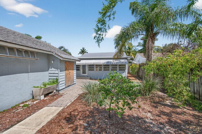 Building Photo - 817 N Palmway