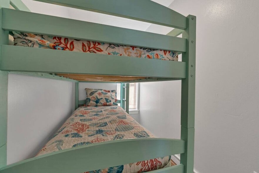 Building Photo - 302 Santa Rosa Blvd