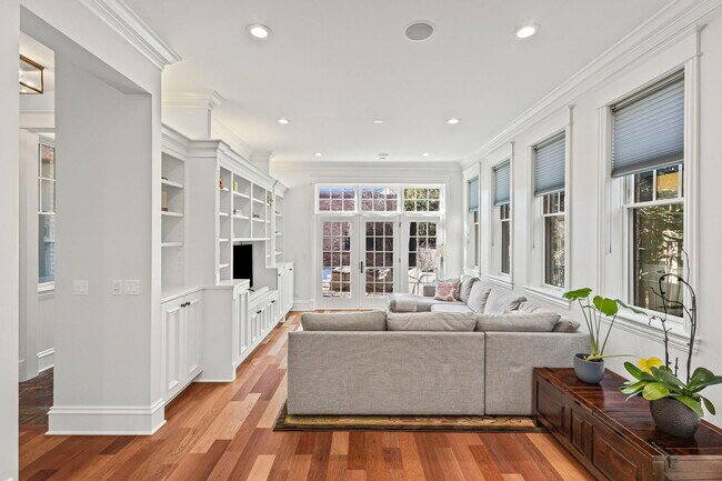 Building Photo - 4322 N Hermitage Ave