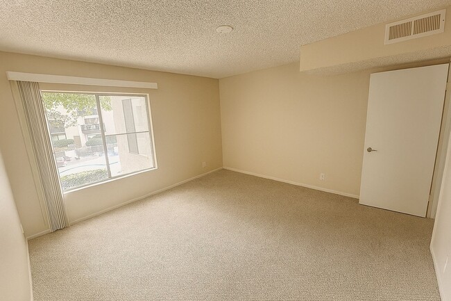 Building Photo - For Rent: 1 Bed / 1 Bath Condo in Lakeside...