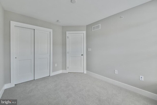 Building Photo - 328 Walnut St