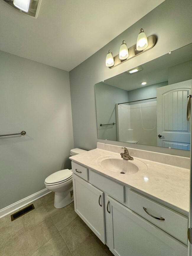 Building Photo - *LIKE NEW!* 3BR/2.5BA Townhouse in Crescen...