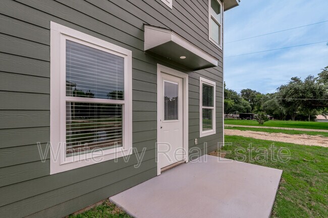 Building Photo - 250 N Shady Oaks Dr