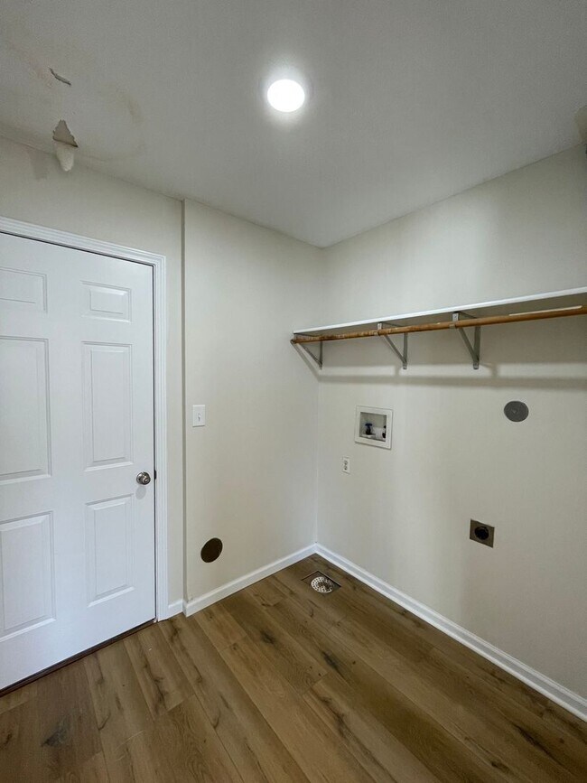 Building Photo - 4 bed 2.5 bath home in quiet Seven Oaks Subdivision