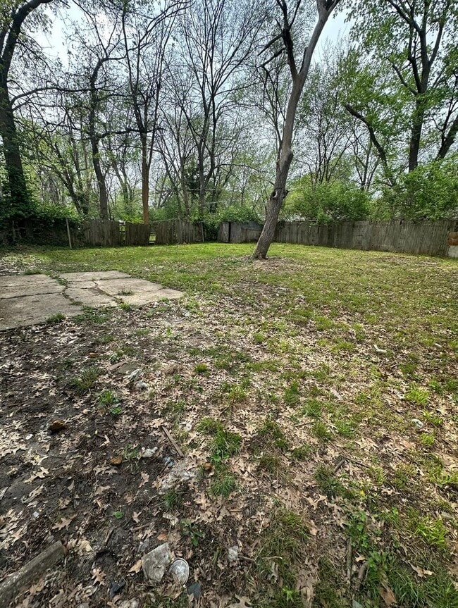 Building Photo - This is a 4 bedroom 1 Full bathroom house which has a spacious living room, dining room and full ...