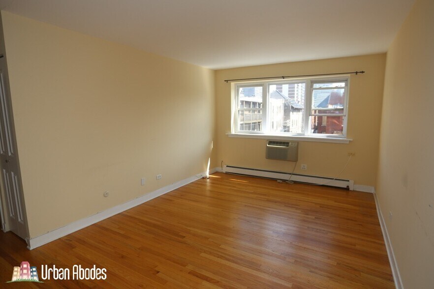 Building Photo - 637 W Wrightwood Ave