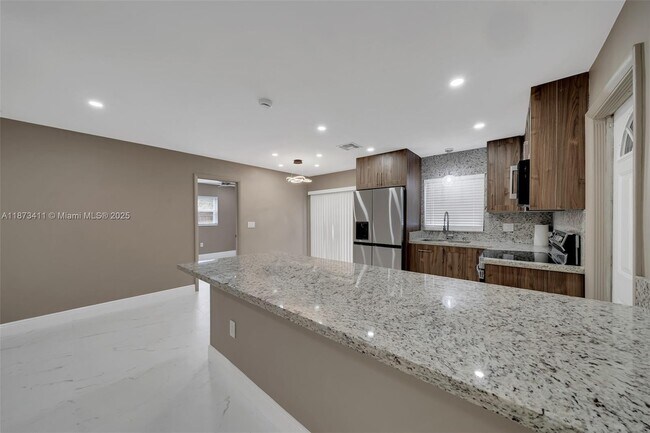Building Photo - 7762 Plantation Blvd
