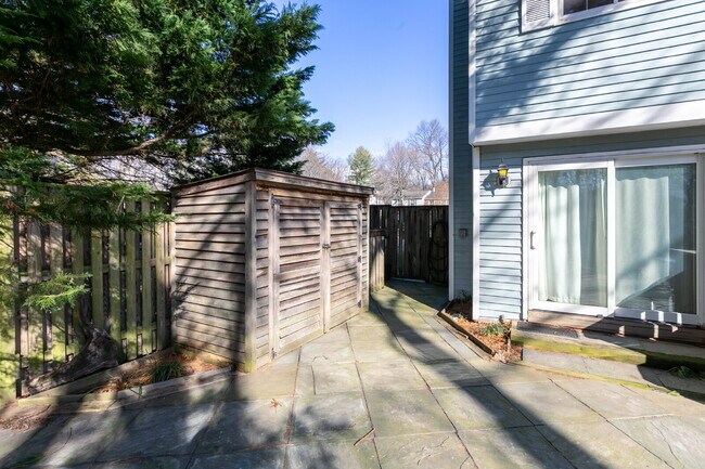 Building Photo - Bright and Spacious Townhome Living Near Reston