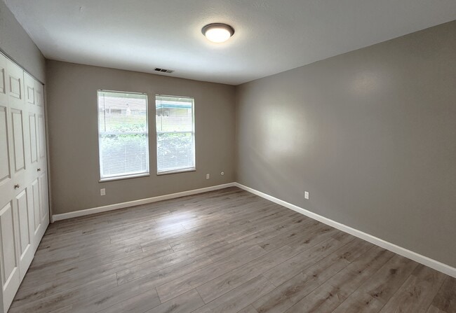 Building Photo - 5908 S Willow Way