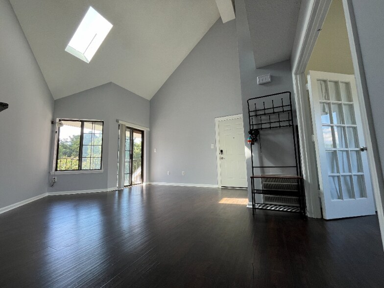 Building Photo - 1633 Carriage House Terrace