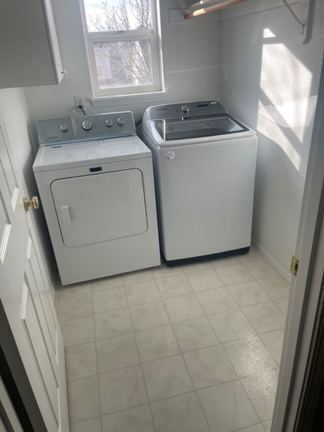 Building Photo - Beautiful 3 bed 2.5 home in Oak Hills! Was...