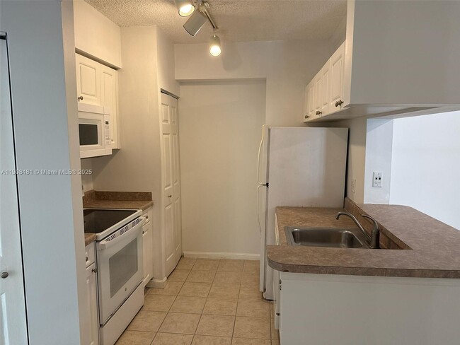 Building Photo - 17100 N Bay Rd