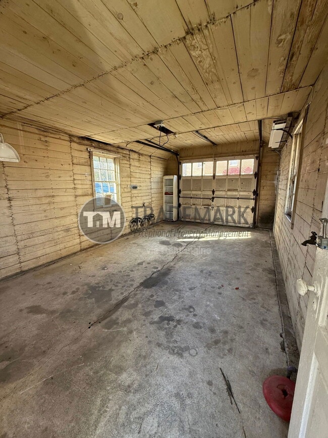 Building Photo - 202 W Church St