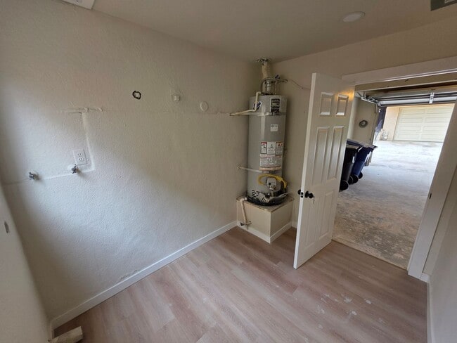 Building Photo - Beautiful 3 Bed, 2 Bath condo with 2 car garage & laundry