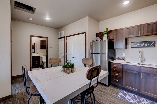 Building Photo - 1110 Hope Dr