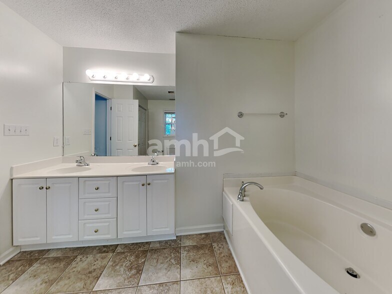 Building Photo - 1703 Hunterwoods Dr
