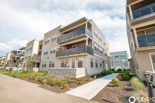 Building Photo - 754 W Blue Magic Ln