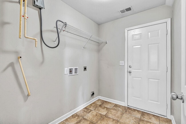 Building Photo - 138 Bermuda Lakes Dr