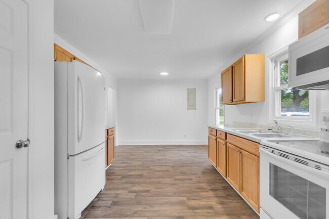 Building Photo - 300 Battleground Ave