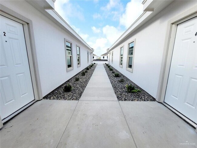 Building Photo - 5608 Sandpiper Ave