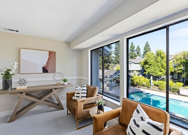 Building Photo - Updated Townhome in Sought After Walnut Cr...