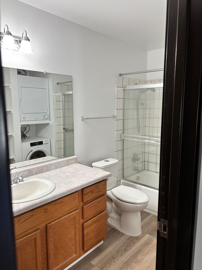 Building Photo - MOVE IN SPECIAL, 1/2 OFF 1ST MONTH RENT FO...