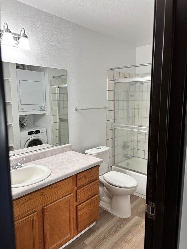 Building Photo - VERY NICE 2 BED/1 BATH 2ND FLOOR CONDO - N...