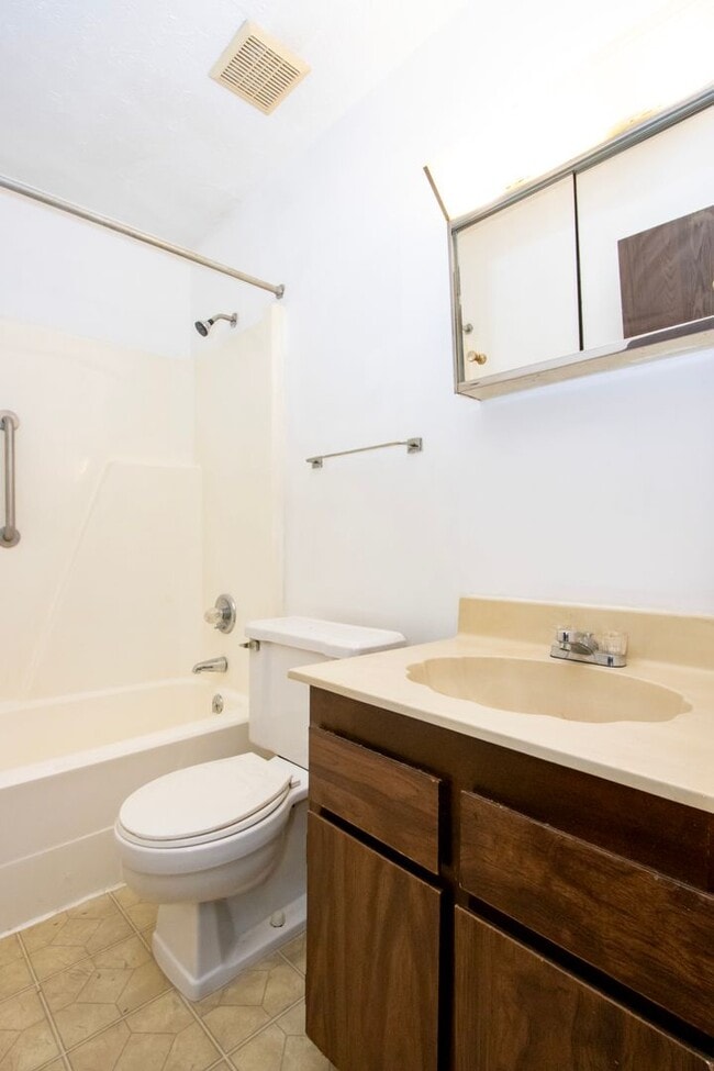 Building Photo - Autumn Manor Apartments - Doylestown, Ohio