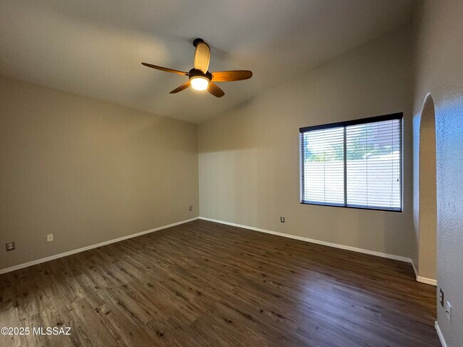 Building Photo - 9005 N Silver Moon Way