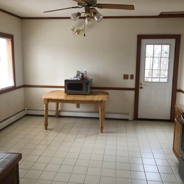 Big eat-in kitchen - 200 Park Ave