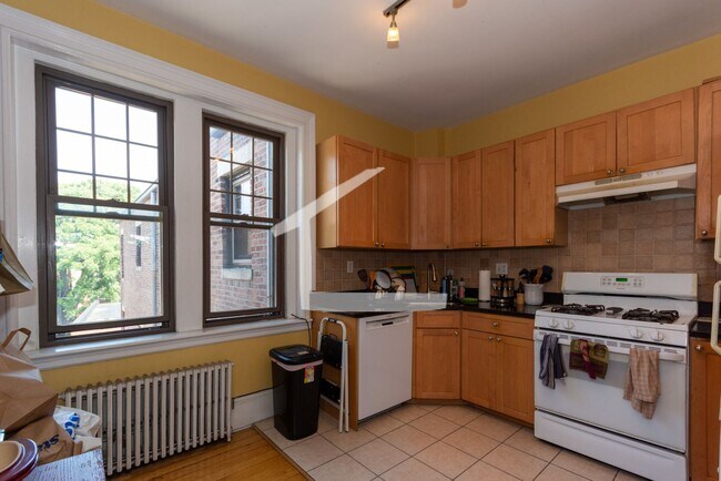 Building Photo - Don't miss out 3 bed 2 bath in Allston