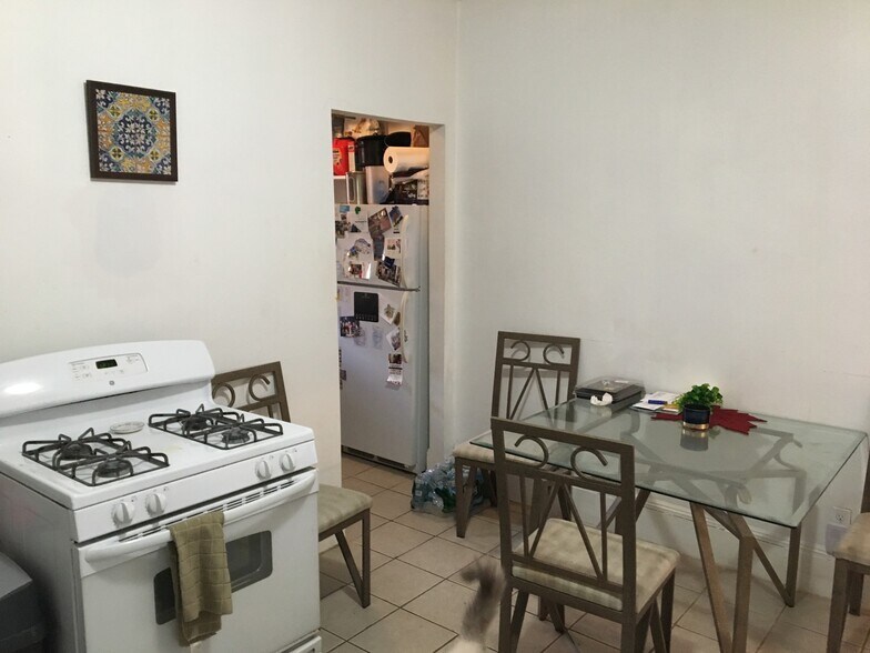 Building Photo - 162 Kelton St