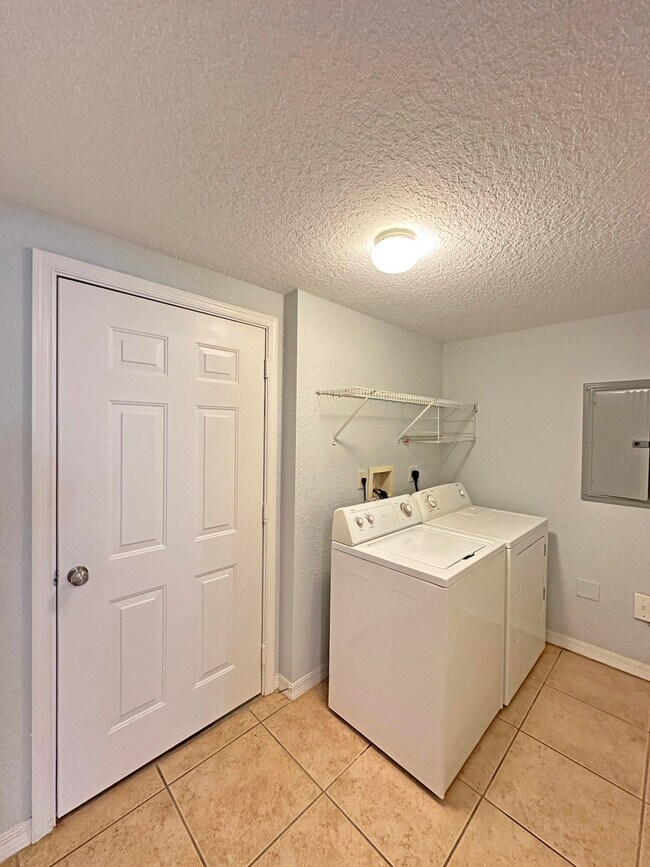 Building Photo - 144 SW Peacock Blvd