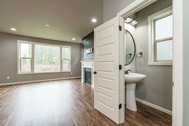 Building Photo - Stunning Salmon Creek Gem for Rent! - 3 Be...