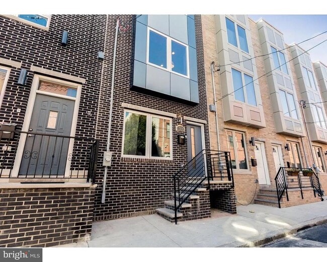 Building Photo - 1332 S Chadwick St