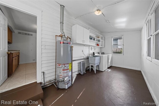 Building Photo - 842 E 10 Mile Rd