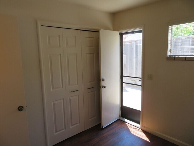 Building Photo - 2 plus bed, 1.5 bath, close to Seabright b...