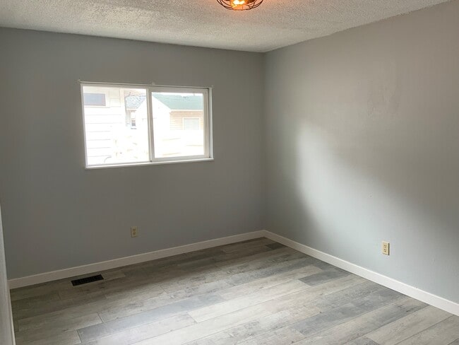 Building Photo - 137 N Cherry St