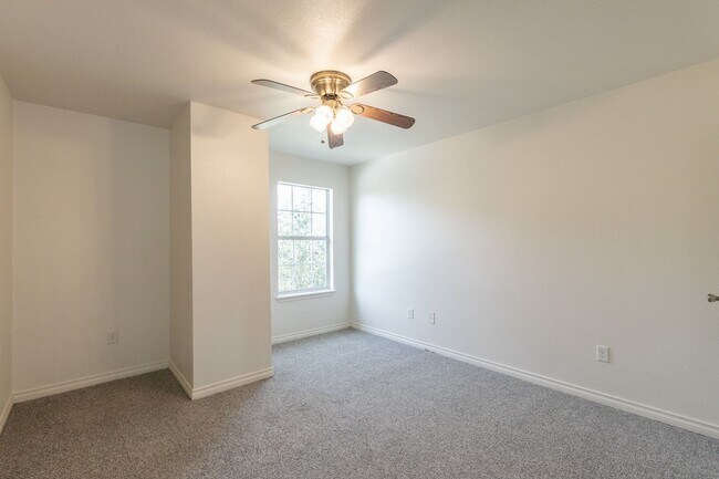 Building Photo - 3310 Silver Oaks Dr