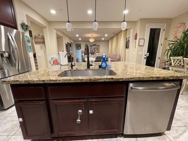 Building Photo - 486 Glenbrook Dr