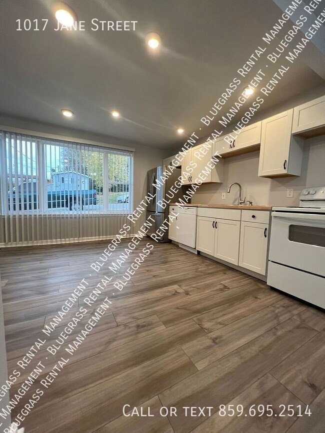 Building Photo - Beautifully Renovated 3 Bed, 2 Bath Home i...