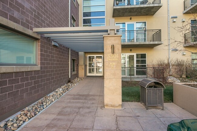 Building Photo - Updated One Bedroom Condo at The Peloton. ...